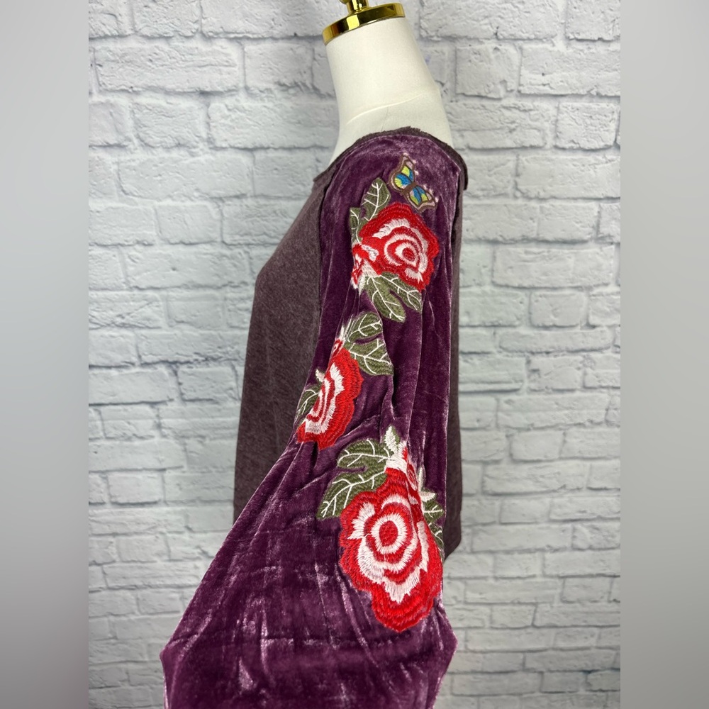Umgee Scoop Neck Floral Embroidered Velvet Sleeves top size S - Picture 3 of 7